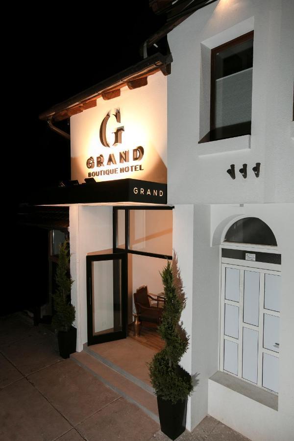Grand Boutique Hotel Pristina Extérieur photo